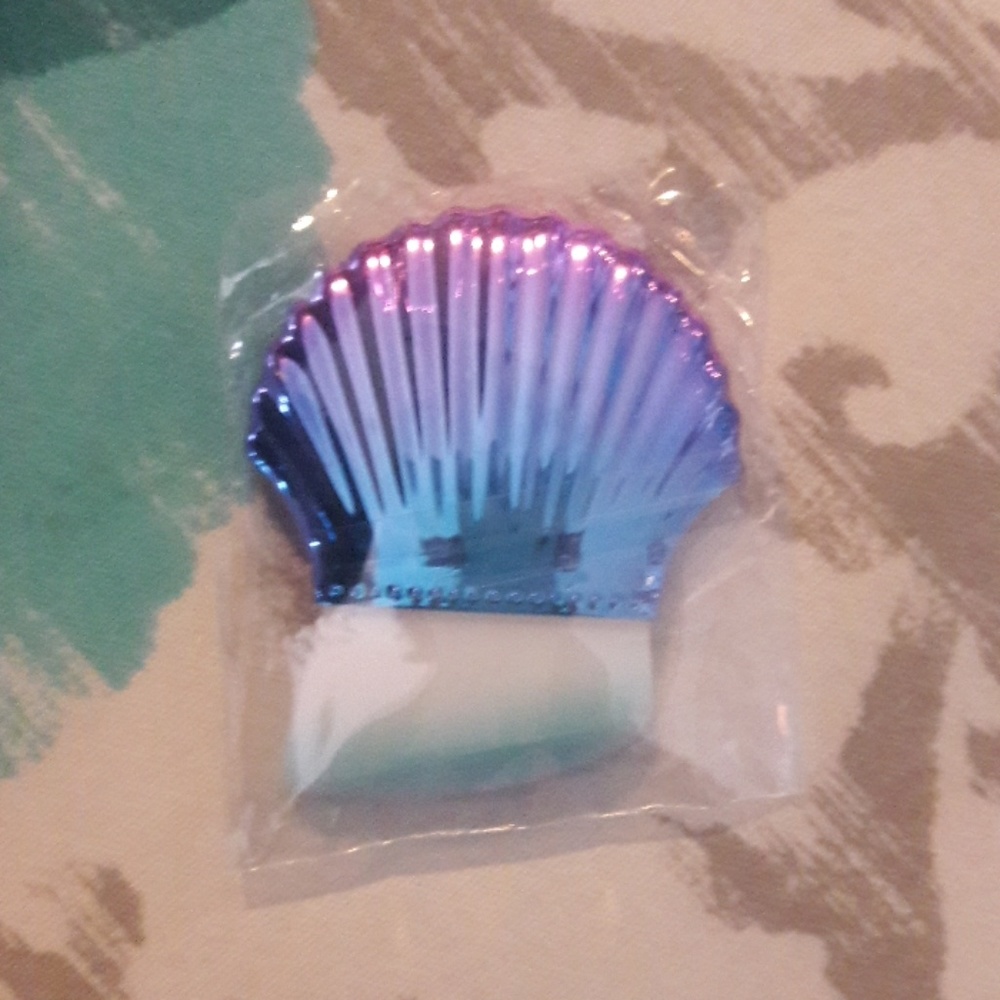 Kabuki Pro Mermaid metallic shell makeup brush NWT - Picture 1 of 1